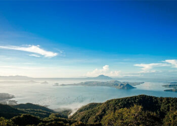塔阿爾火山繼續產生火山煙霧