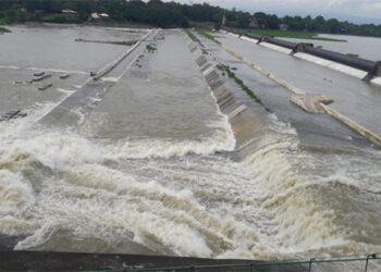 布拉幹兩水壩溢洪　閘門大開