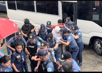 菲國警將郭愛麗送往打拉市法庭