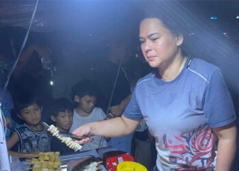 副總統薩拉品嚐巴克拉蘭街頭小吃