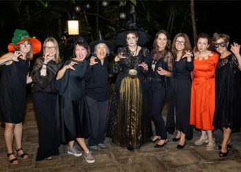 駐菲使節歡度萬聖節 服飾怪異