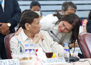 副總統薩拉歡迎父親加入辯護團隊