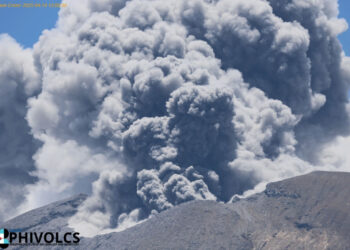 坎拉翁火山斷續排放火山灰 三級警戒