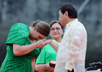 父親被捕 薩拉拟起訴政府官員