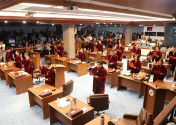 彈劾法庭延期開庭　議員質疑