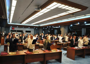 議員宣誓就職　選出國會官員