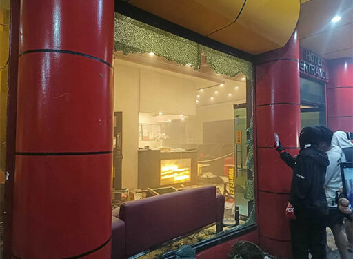 反腐示威　示威者闖入一家旅館