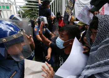 奎松市抗議者與警方發生衝突