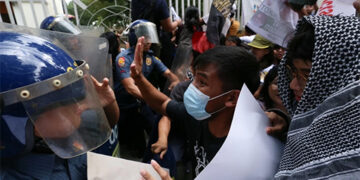 奎松市抗議者與警方發生衝突