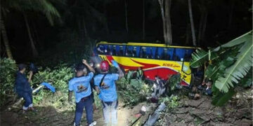 奎松巴士墜入山溝 一亡21傷