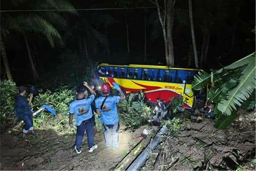 奎松巴士墜入山溝 一亡21傷