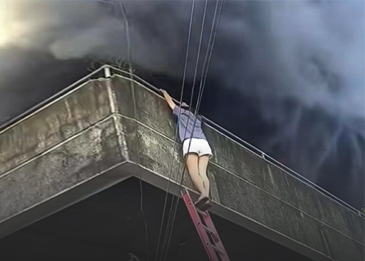 女子火中勇救兩犬　視頻瘋傳