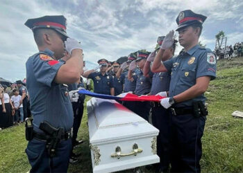 警察被叛軍殺害 隆重葬禮