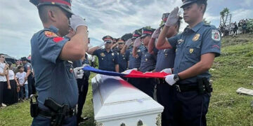 警察被叛軍殺害　隆重葬禮