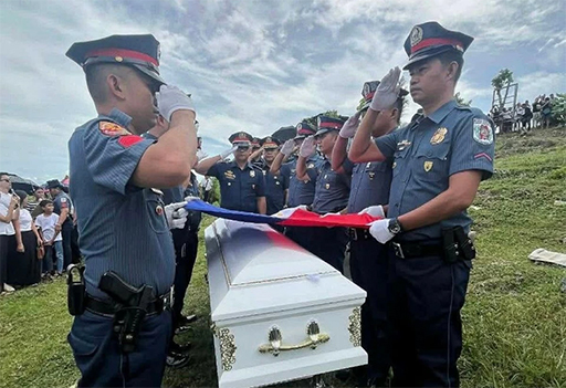 警察被叛軍殺害　隆重葬禮