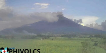 坎拉翁火山灰噴發持續近兩小時