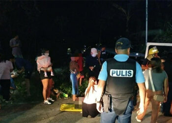 麵包車墜入溪流　八人受傷