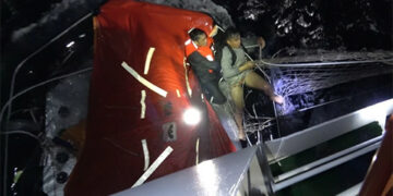 黃岩島翻船 13菲人獲救