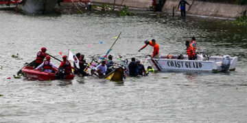 水上遊行沉船　40人獲救