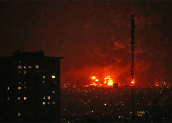 油價将上漲　加油排長隊