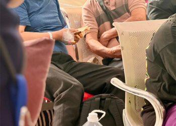 菲總醫院急診患者享用免費三明治