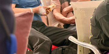 菲總醫院急診患者享用免費三明治