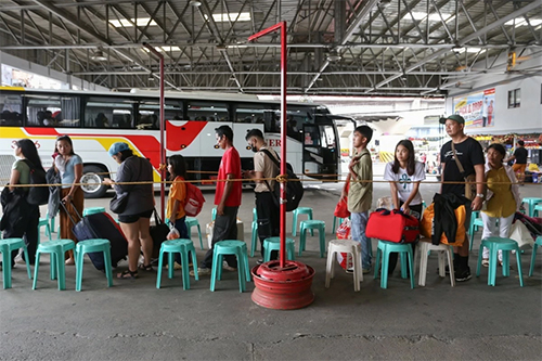 燃油漲價 迫使旅客聖週搭乘巴士