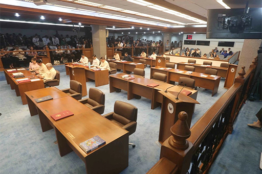 參議院全體會議　多數黨集體缺席